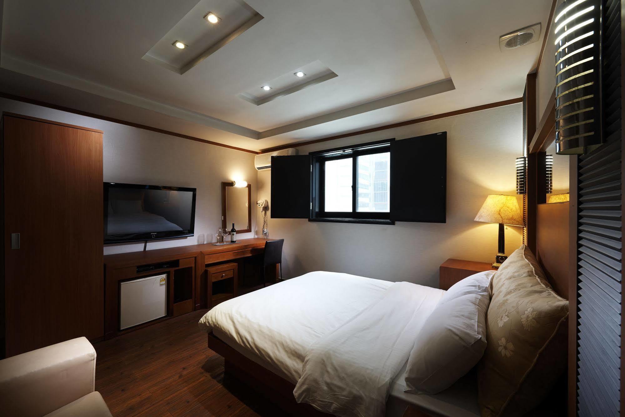 Hotel Noblesse, Yeoksam Сеул Экстерьер фото
