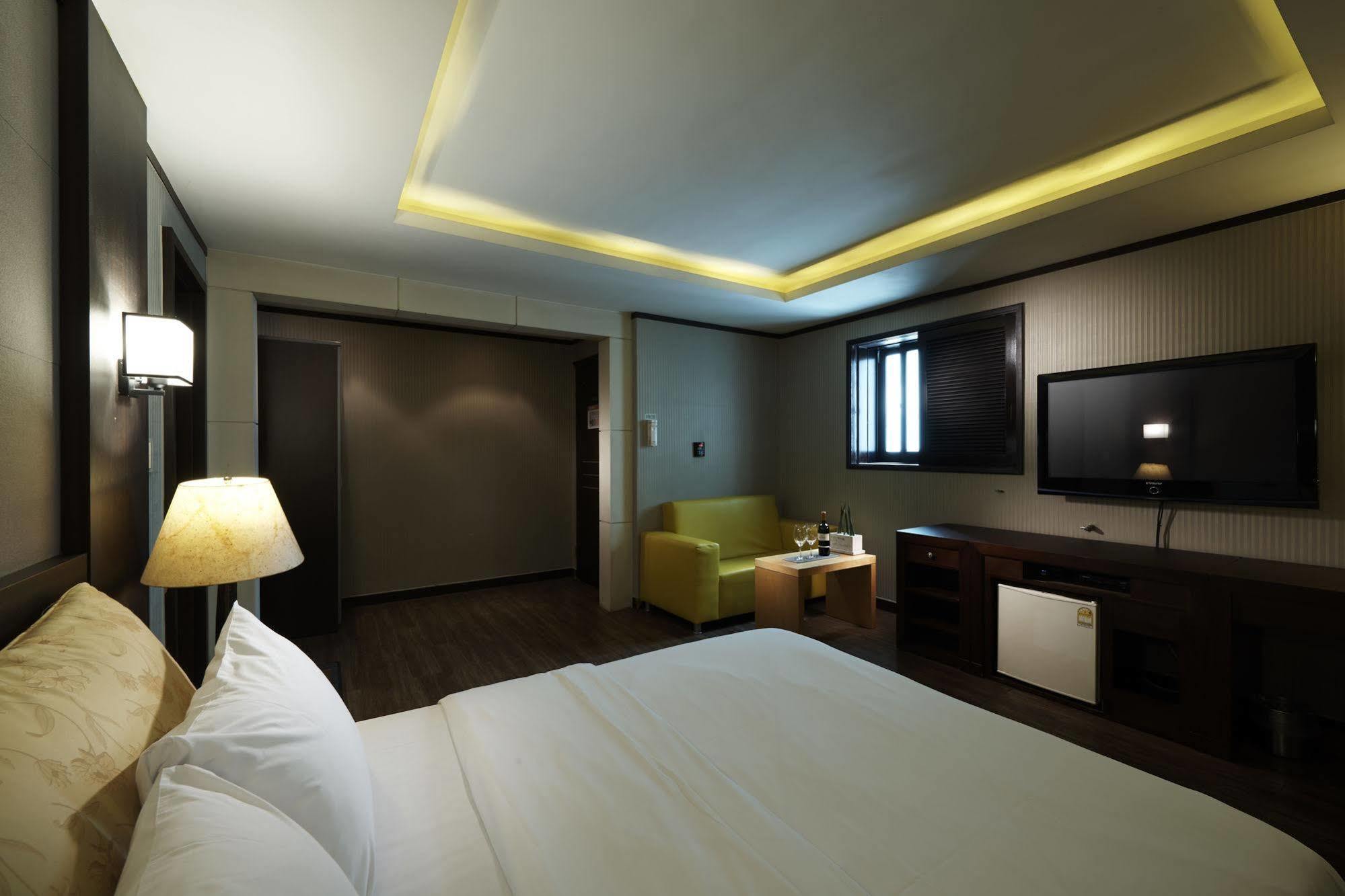 Hotel Noblesse, Yeoksam Сеул Экстерьер фото